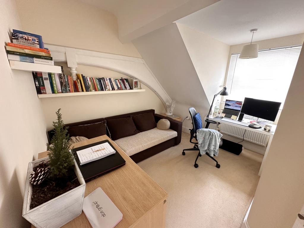 Lot: 54 - SUBSTANTIAL BLOCK OF 20 FLATS FOR IMMEDIATE INVESTMENT - Office/Bedroom of Penthouse 1